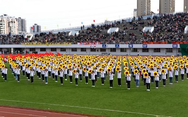 我校2013年金秋体育节暨第十三届田径运动会隆重开幕