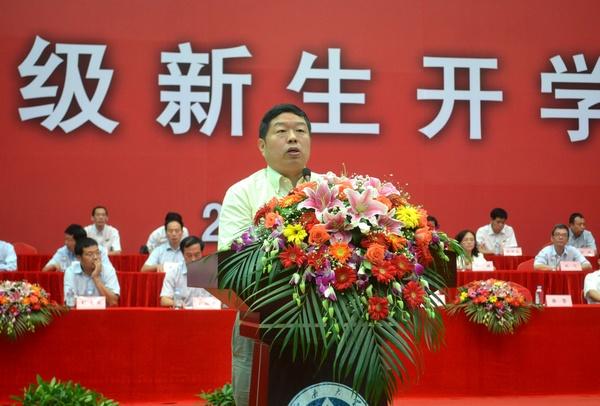 我校隆重举行2013级研究生开学典礼